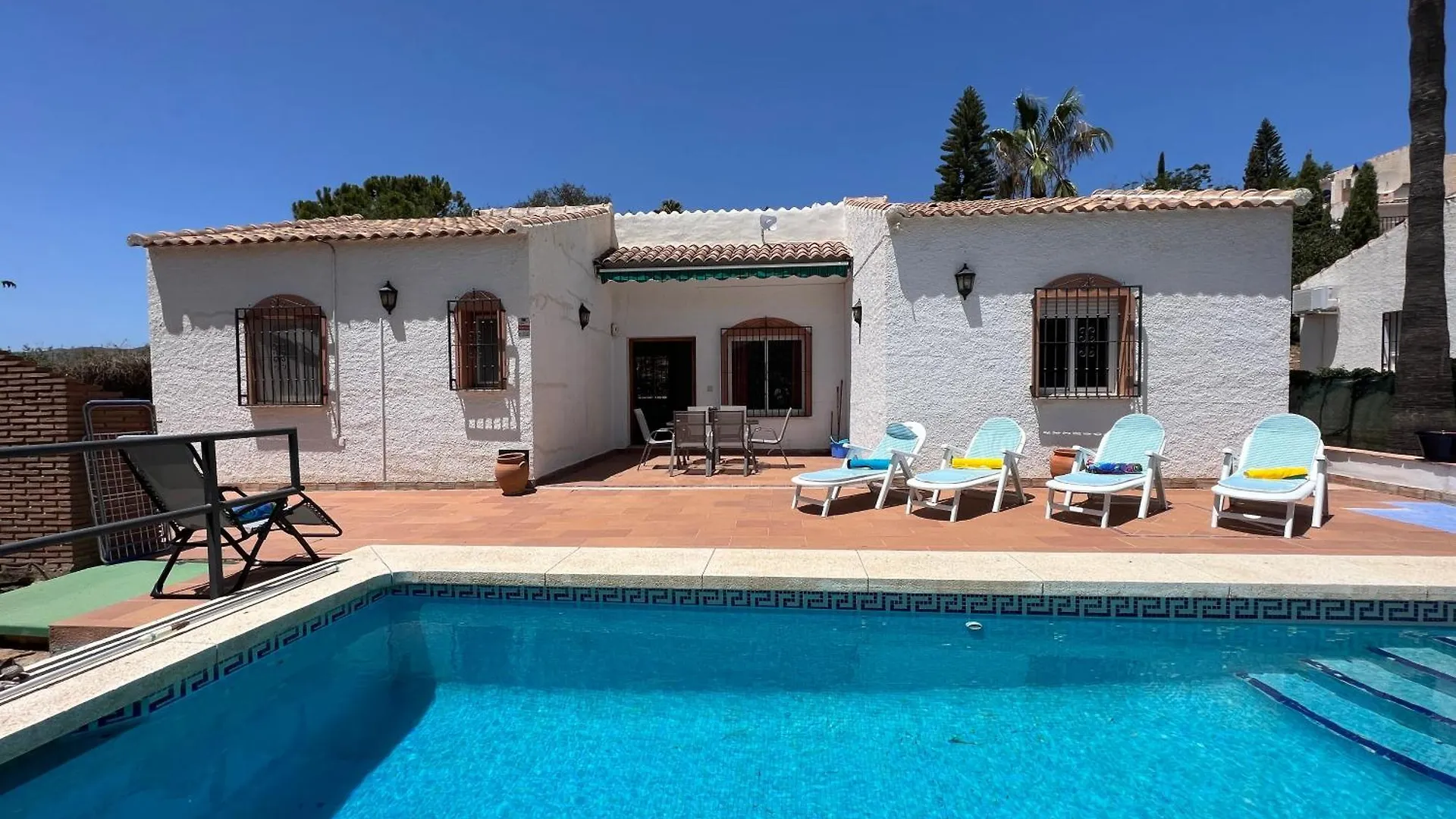Cd-1383 Three Bedroom Villa With Pool Vinuela Spain