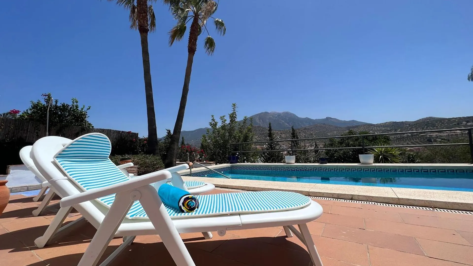 Cd-1383 Three Bedroom Villa With Pool Vinuela 0*,