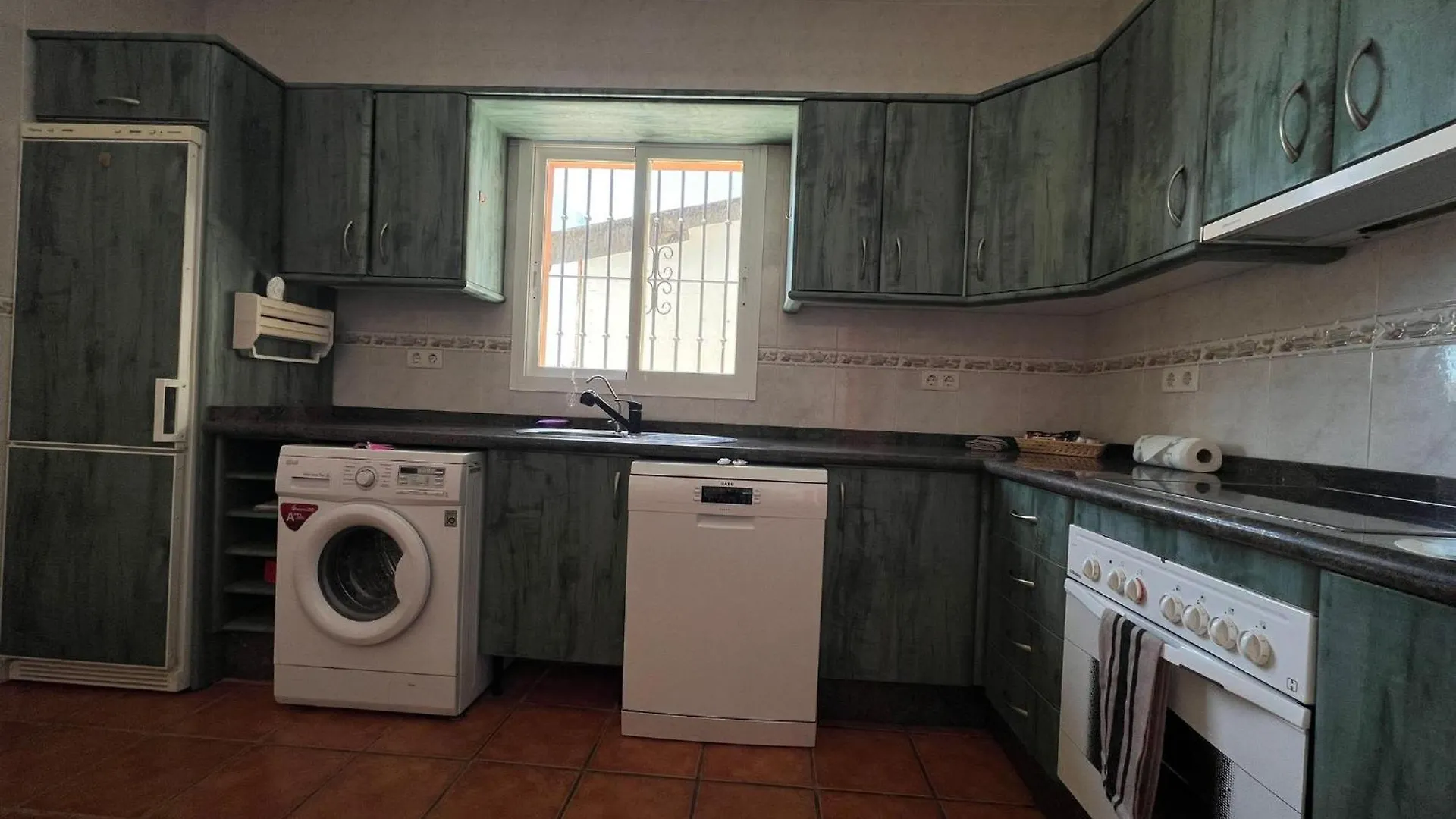 Cd-1383 Three Bedroom Villa With Pool Vinuela 0*,