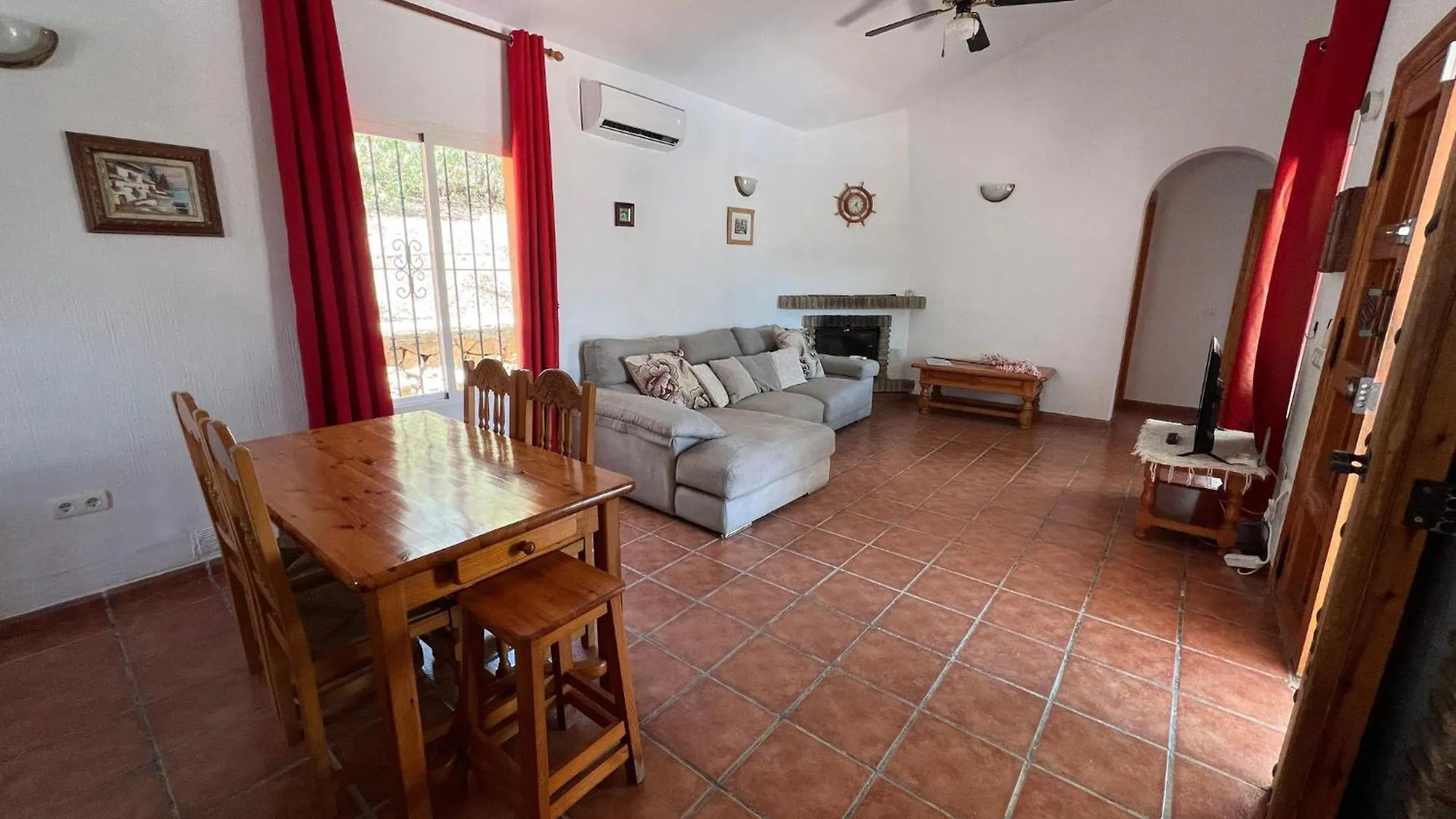 Cd-1383 Three Bedroom Villa With Pool Vinuela 0*,