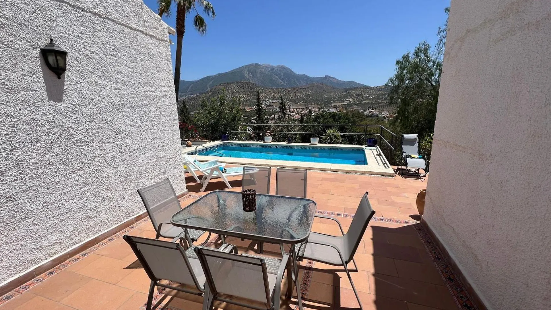 Cd-1383 Three Bedroom Villa With Pool Vinuela Spain