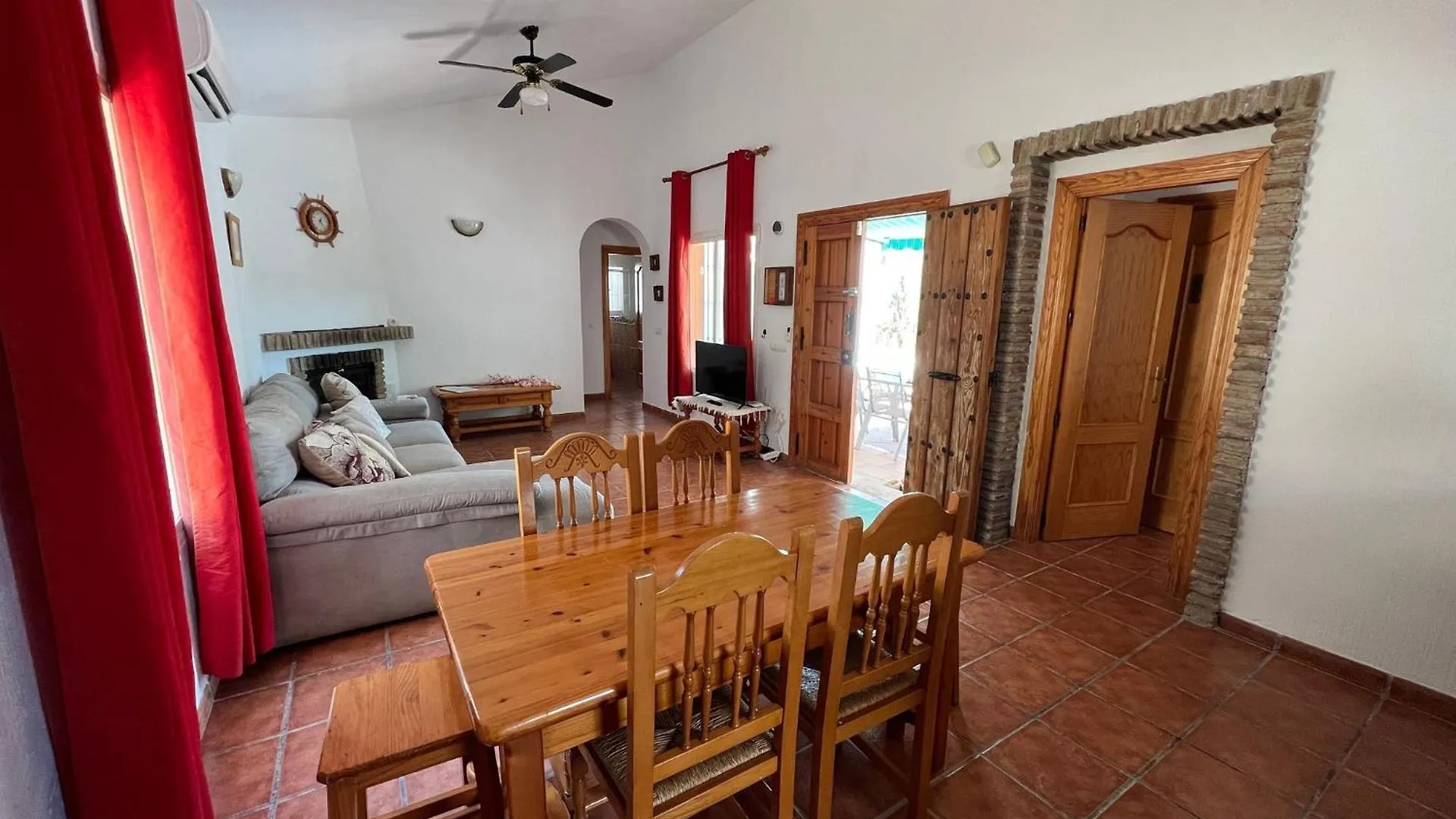 Cd-1383 Three Bedroom Villa With Pool Vinuela Spain