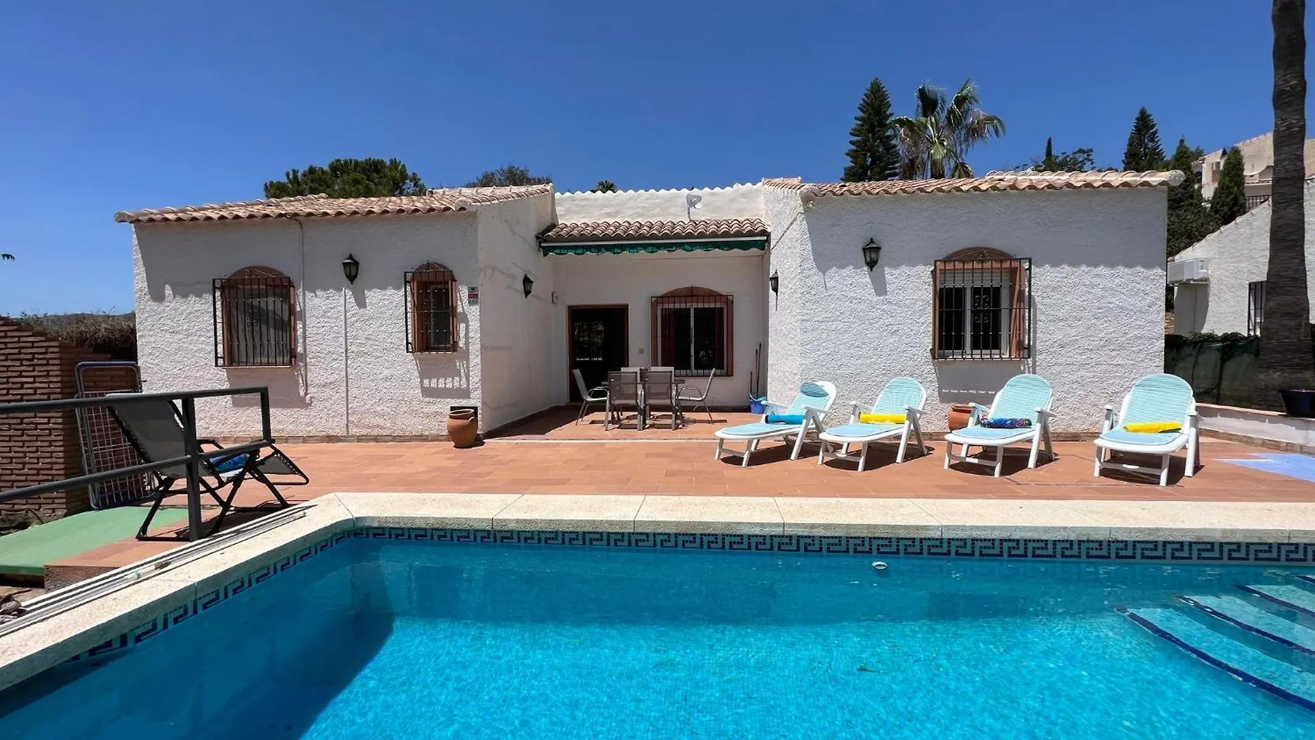 Cd-1383 Three Bedroom Villa With Pool Vinuela 0*,
