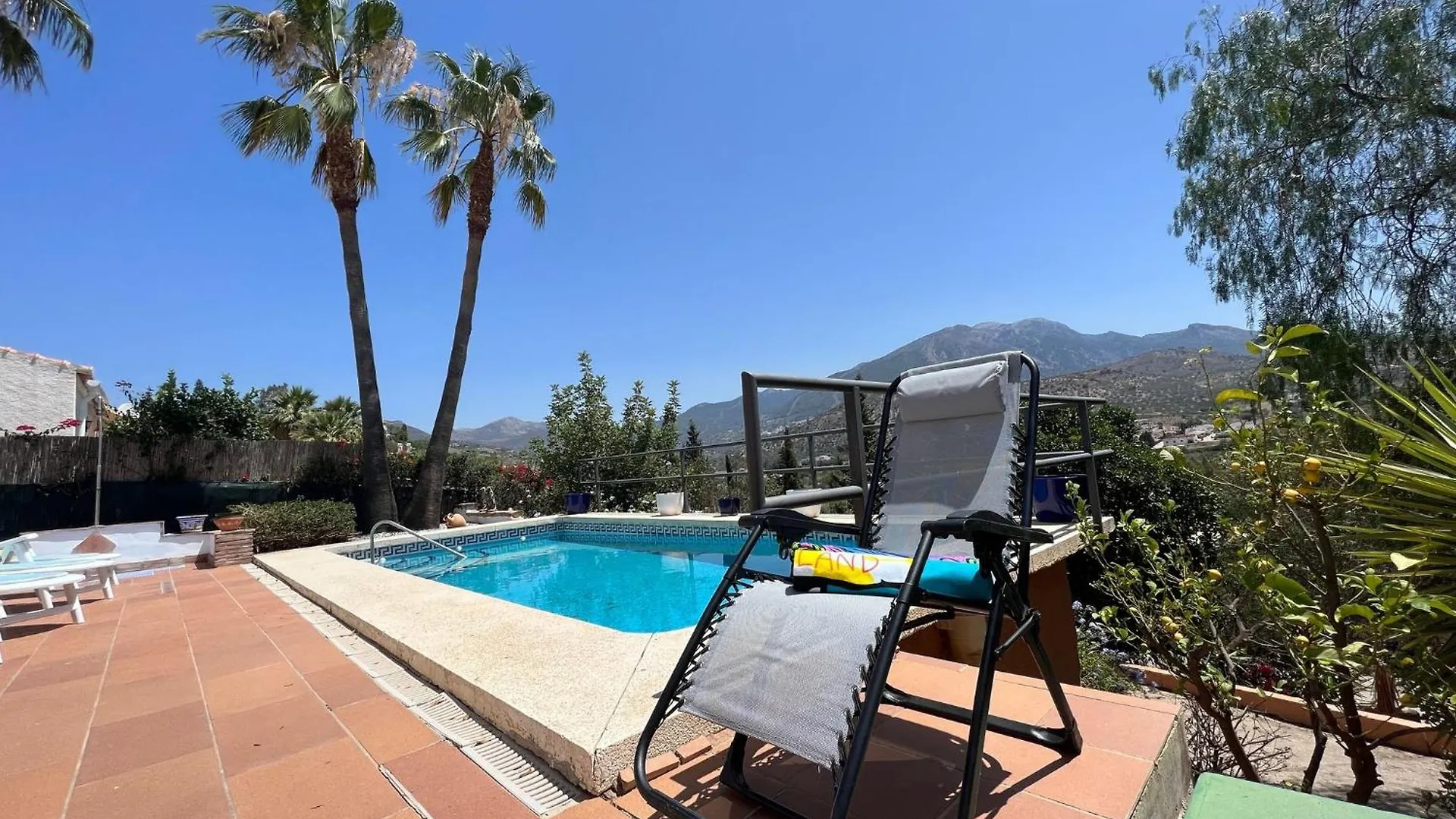 Cd-1383 Three Bedroom Villa With Pool Vinuela Spain
